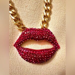 NATASHA COUTURE RHINESTONE PINK LIPS NECKLACE